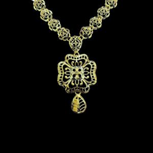 Elegant Gold Rose Link Clover Necklace