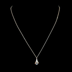 Elegant Gold Lily Bloom Diamond Pendant Chain