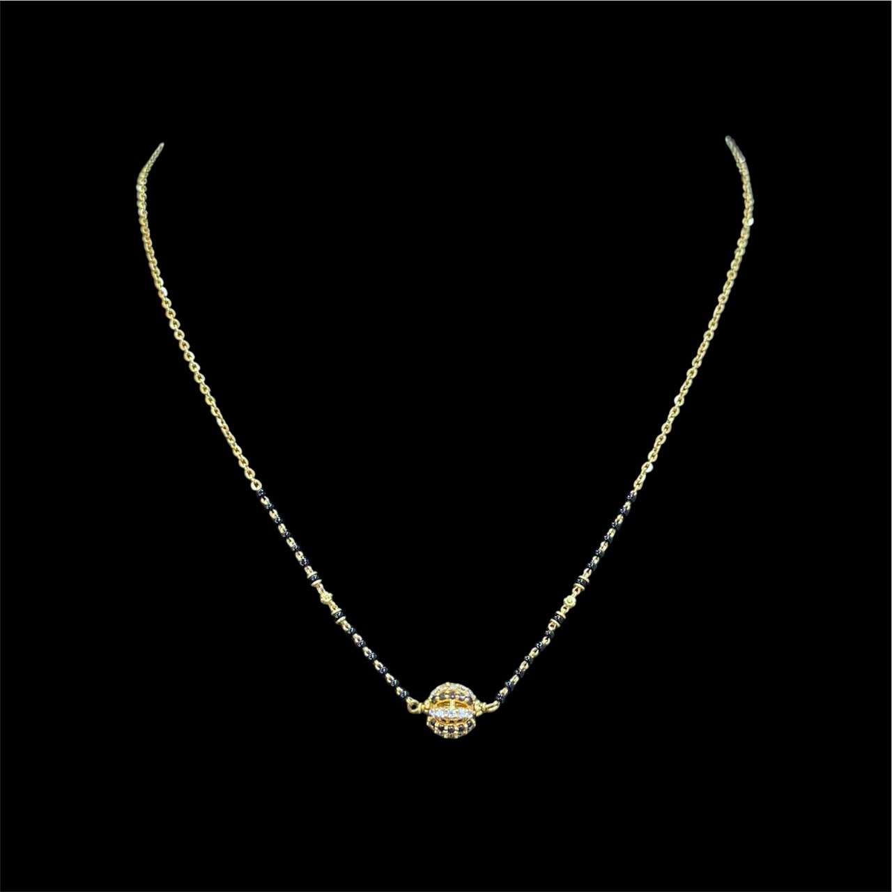photo_6134252767132979524_y Elegant Gold Black Bead Chain